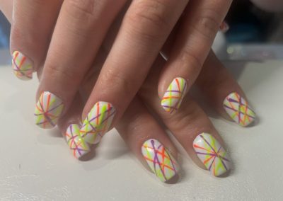 Prestation ongles colorés et dessinés