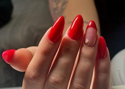 Manucure et ongles rouges fleuris